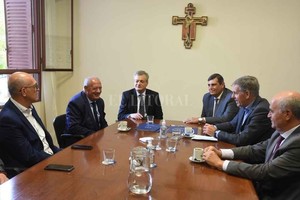 ELLITORAL_451533 |  Luis Cetraro Previo al acto, el director mundial de Scholas dialogó con el rector de la UCSF, Eugenio de Palma; el presidente del Directorio de UCSF, Armando De Feo; el intendente de Santa Fe, Emilio Jatón; el secretario de Educación provincial, Víctor Debloc, el Secretario Académico de UNL, Javier Aga; y el decano de UTN Santa Fe, Eduardo Donnet.