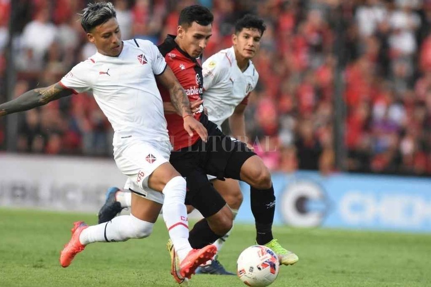 ELLITORAL_451294 |  Luis Cetraro Eric Meza terminó muy cansado y pidió el cambio ante Independiente, pero integra la lista de concentrados en capital federal para la visita a Parque Patricios.