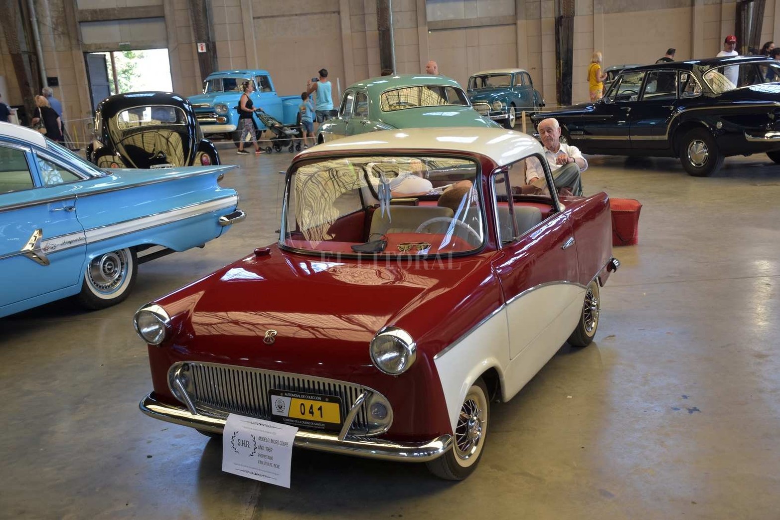 Una exposición de autos antiguos hizo lucir con "encanto retro" a la Estación Belgrano.