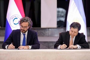 ELLITORAL_449383 |  Gentileza Los cancilleres Cafiero y Candia suscribieron el acuerdo.