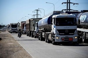 ELLITORAL_449295 |  Marcelo Manera Embotellamiento de camiones en el sur provincial por período de cosecha gruesa.