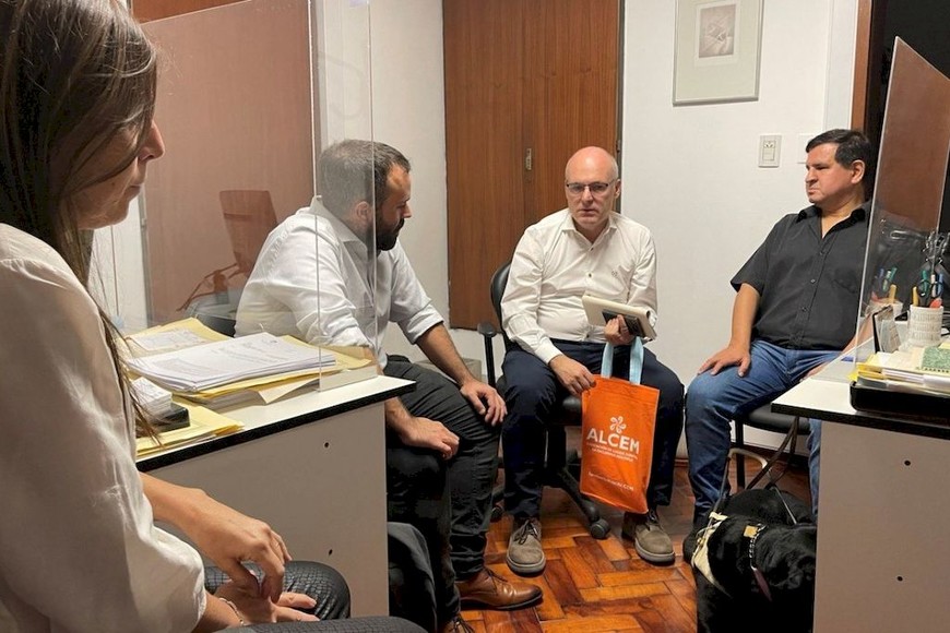 ELLITORAL_449933 |  Gentileza El defensor del Pueblo a/c, Jorge Henn, ofició de anfitrión de la reunión que se realizó este sábado en el salón Carlos Feruglio de la Defensoría del Pueblo.