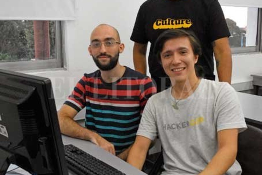 ELLITORAL_450777 |  Pablo Aguirre Entrenamiento.  Todos los fines de semana, los estudiantes simulan realizar una competencia de 5 horas seguidas. En la imagen: Juan Pablo y Federico, junto a su coach Matías Ramos (parado).