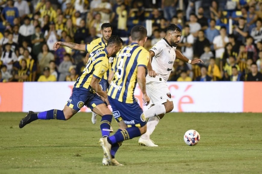 ELLITORAL_449551 |  Marcelo Manera La mala suerte de Cristian Vega. Venía de una lesión y prematuramente tuvo que abandonar la cancha, el viernes, con su rodilla izquierda totalmente desestabilizada. Se le practican estudios para determinar el grado de su lesión. Hay pesimismo.