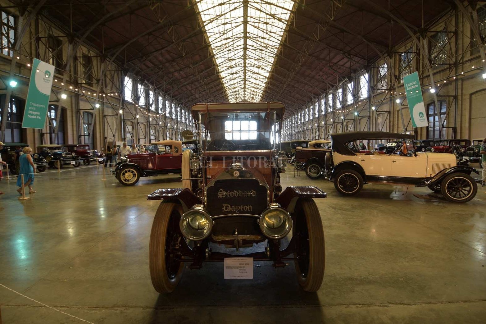 Una exposición de autos antiguos hizo lucir con "encanto retro" a la Estación Belgrano.