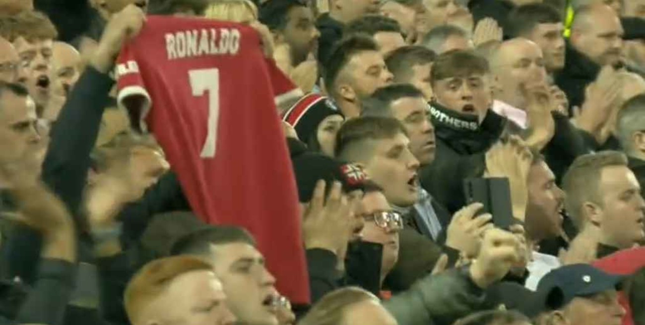 Video: emotivo homenaje de la hinchada de Liverpool a Cristiano Ronaldo