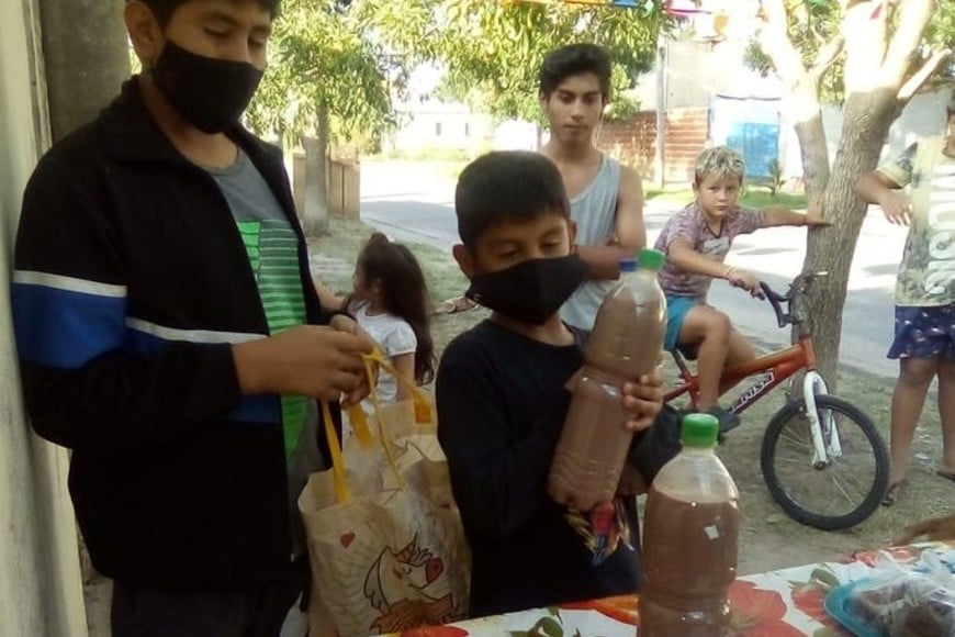 ELLITORAL_449649 |  Gentileza Gotitas de Luz Comenzaron entregando entre 60 y 100 meriendas. Hoy cada sábado se buscan más de 150 en barrio René Favaloro.