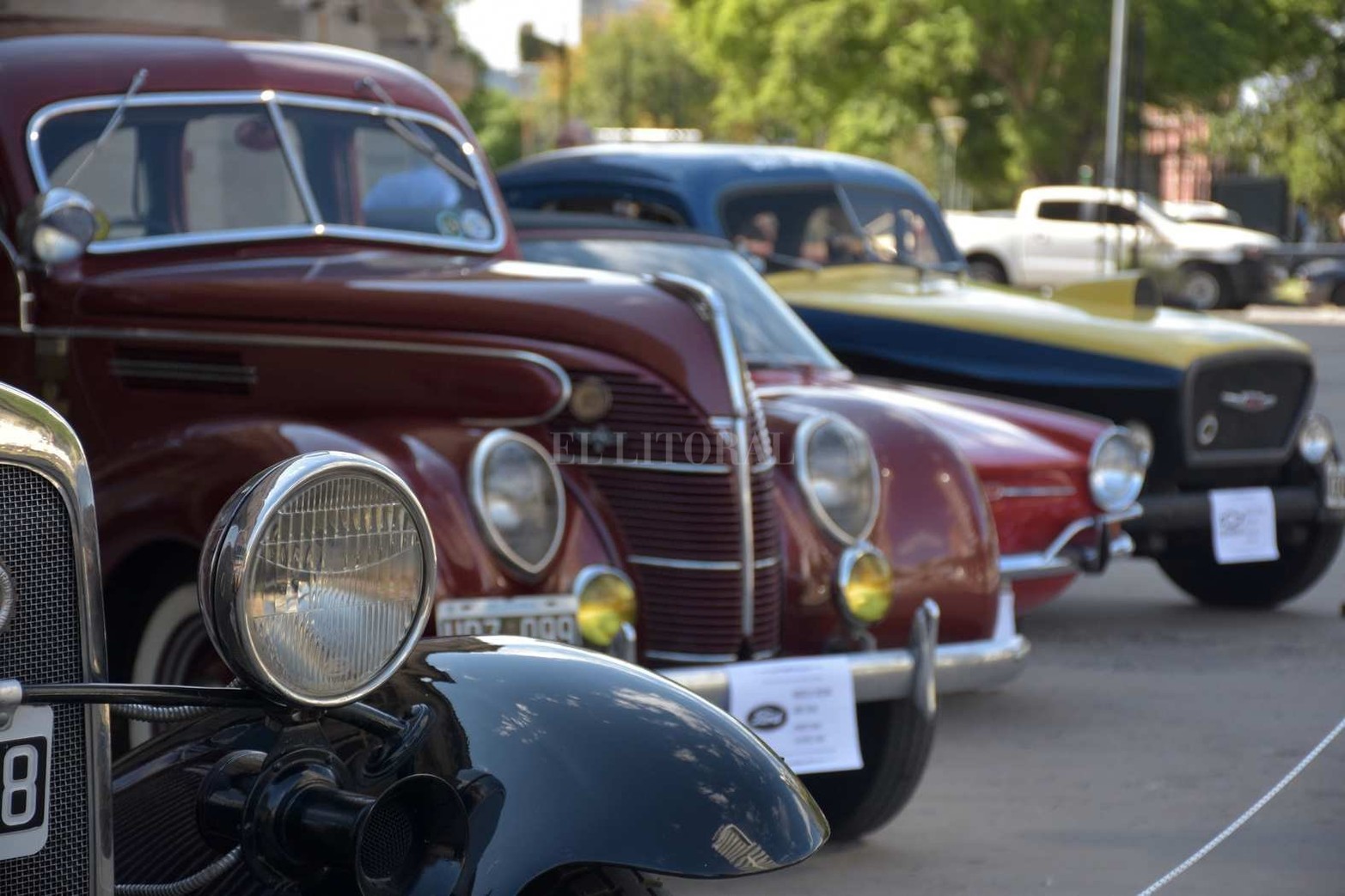 Una exposición de autos antiguos hizo lucir con "encanto retro" a la Estación Belgrano.