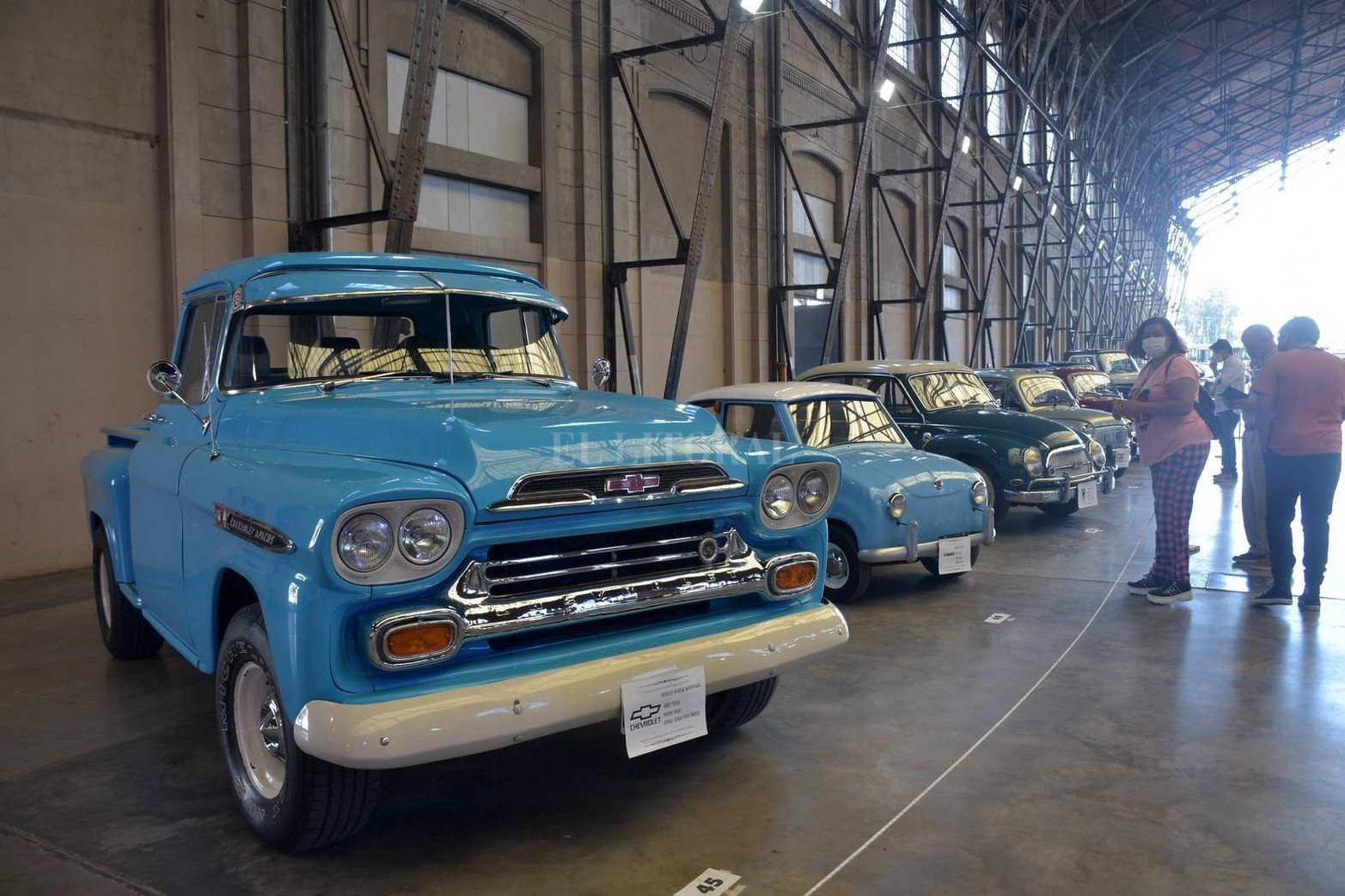 Una exposición de autos antiguos hizo lucir con "encanto retro" a la Estación Belgrano.