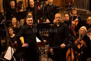ELLITORAL_450082 |  Gentileza de los artistas Banegas y Varela en el podio, con los músicos ucranianos al fondo: ambos artistas destacan la calidad de los integrantes de la Filarmónica.