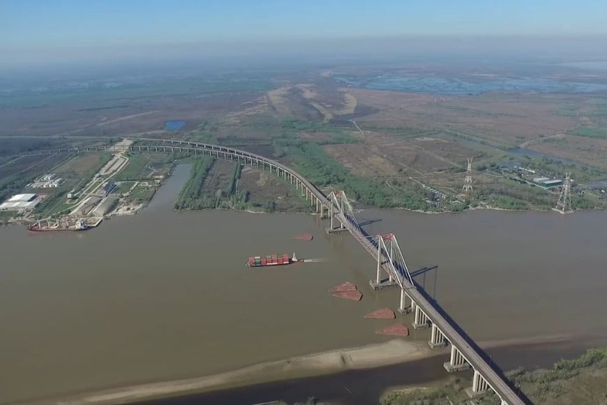 ELLITORAL_451109 |  Gentileza Los hombres saltaron desde el puente ubicado en el complejo Zárate-Brazo Largo.