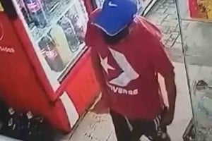 ELLITORAL_451381 |  Gentileza El momento en que el delincuente entró al kiosco para asaltar a la menor.