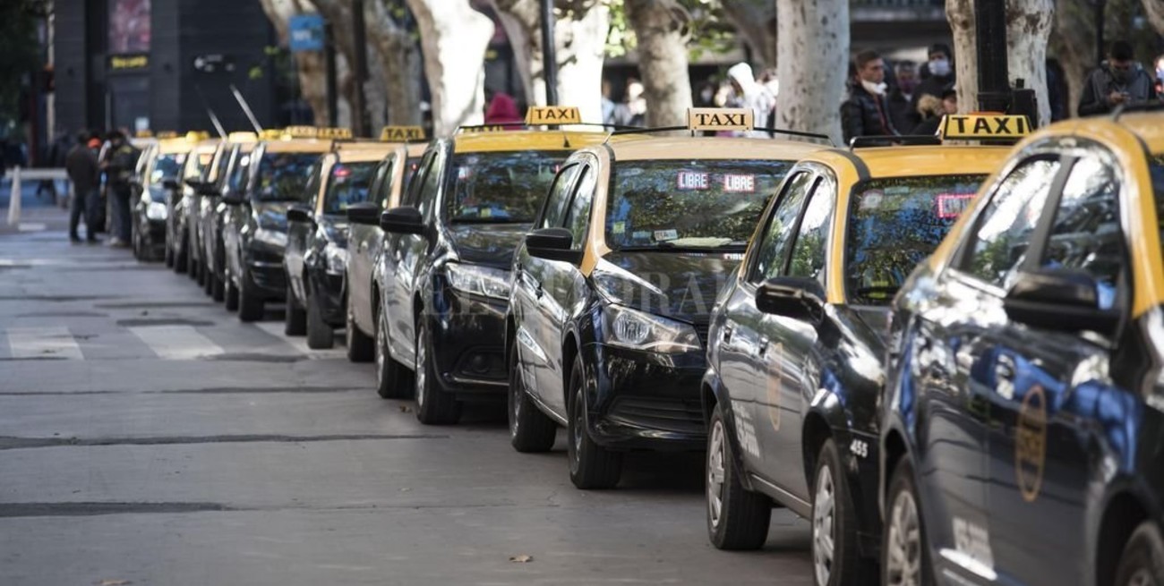 Un informe cuestiona el servicio de taxis de Rosario: en el sector lo tildan de "tendencioso"