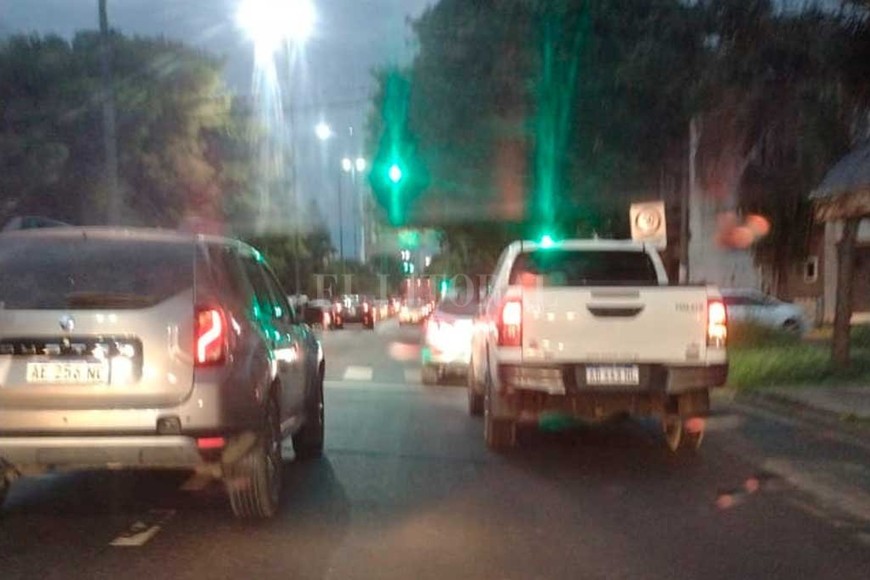 ELLITORAL_452098 |  Periodismo Ciudadano / WhatsApp Los vehículos quedaron varados en dos importantes avenidas del centro norte de la ciudad, como Aristóbulo del Valle y Facundo Zuviría.