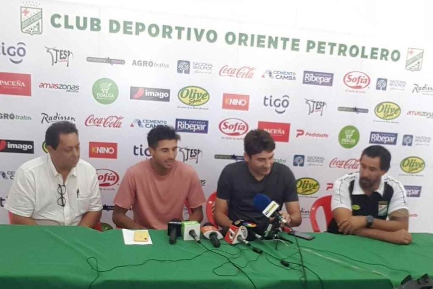 ELLITORAL_449697 |  Archivo El presidente, un ex sabalero. El ex defensor de Colón, Ronald Raldes, es la autoridad máxima de Oriente Petrolero, en la foto, junto a Lucas Mugni, que también jugó en el club boliviano.