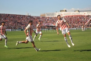 ELLITORAL_449488 |  Eduardo Seval Pipa  y el festejo de su primer gol en el campeonato.