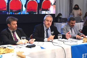 ELLITORAL_450405 |  Gentileza El ministro de Educación, Jaime Perczyky, junto al Secretario de Políticas Universitarias, Oscar Alpa, y el rector de la Universidad Nacional de Jujuy, Rodolfo Tecchi.