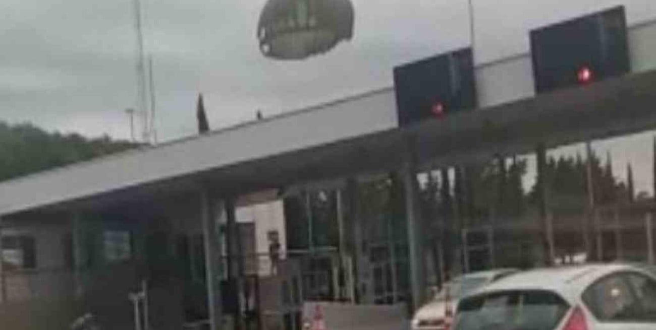Video: sorpresa en Córdoba por un paracaidista que cayó en un peaje