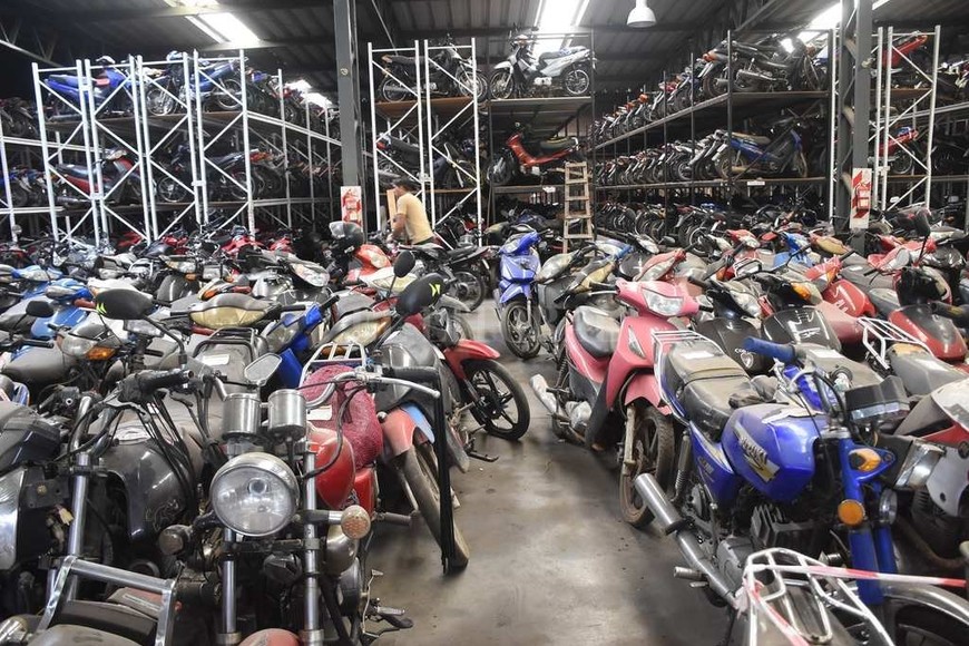 Motos y más motos: el Corralón Municipal está lleno