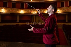 ELLITORAL_450223 |  Gentileza OSPSF Rodrigo Naffa nació en la Ciudad de Santa Fe en 1991. Es Licenciado en Dirección Orquestal y Dirección Coral por el Instituto Superior de Música de la UNL con mención al mejor promedio en ambas carreras. Es pianista egresado de la Escuela de Música del Liceo Municipal de Santa Fe.