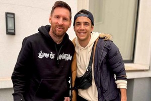 ELLITORAL_449851 |  Gentileza Lionel Messi con uno de los jóvenes que se acercaron a su casa.