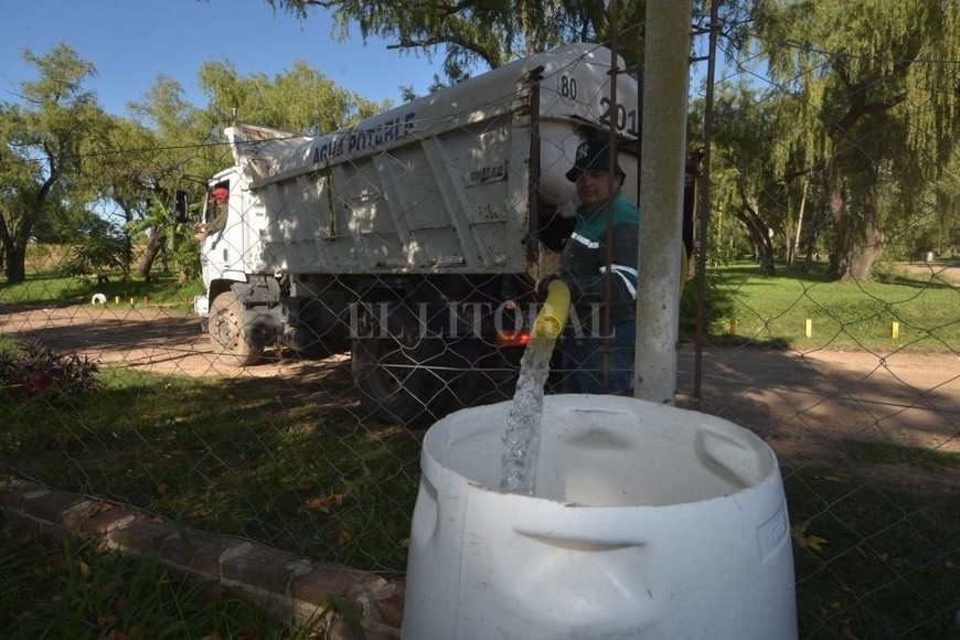 ELLITORAL_451159 |  Flavio Raina La gente recibe el agua a través de camiones.