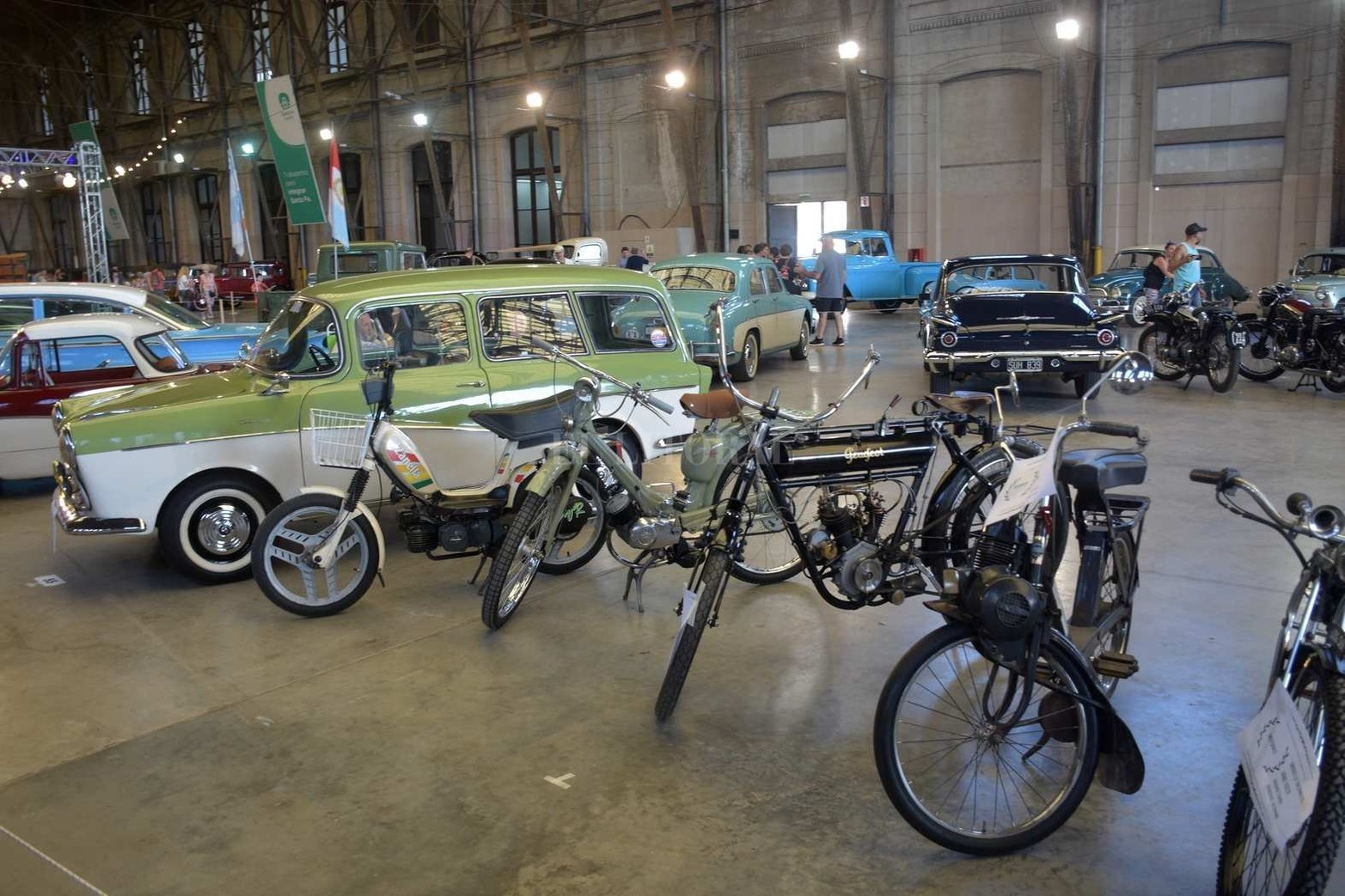 Una exposición de autos antiguos hizo lucir con "encanto retro" a la Estación Belgrano.