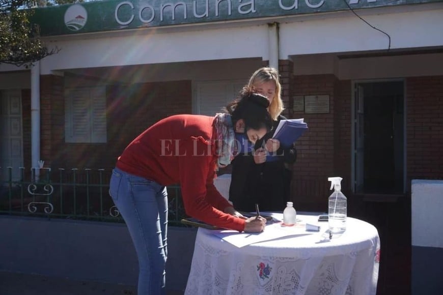 ELLITORAL_450853 |  Gentileza Schiavi junto a Janise Collera, prosecretaria de la cooperativa, en plena firma del acta fundacional.