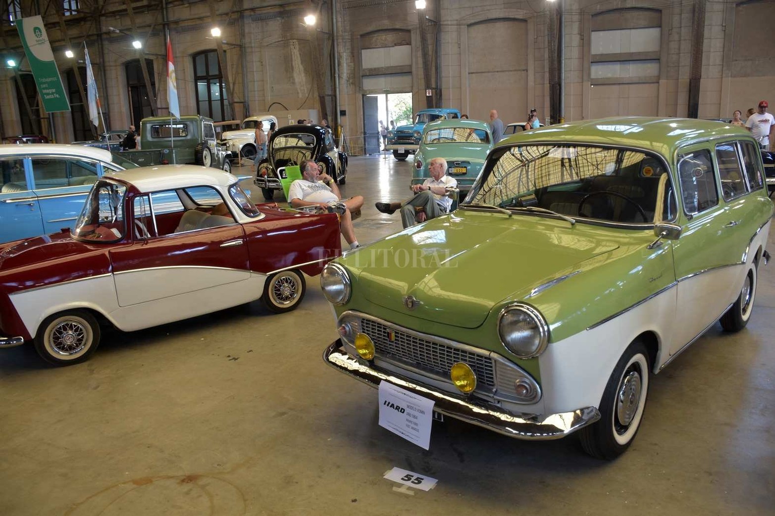 Una exposición de autos antiguos hizo lucir con "encanto retro" a la Estación Belgrano.