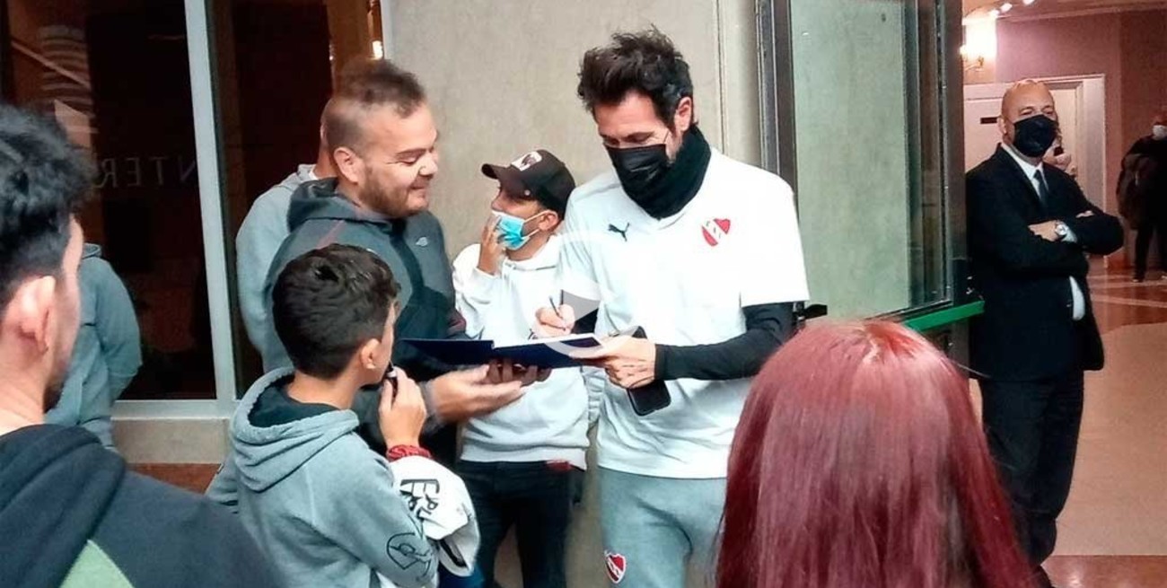 Video: Domínguez bajó a saludar a los hinchas de Colón 