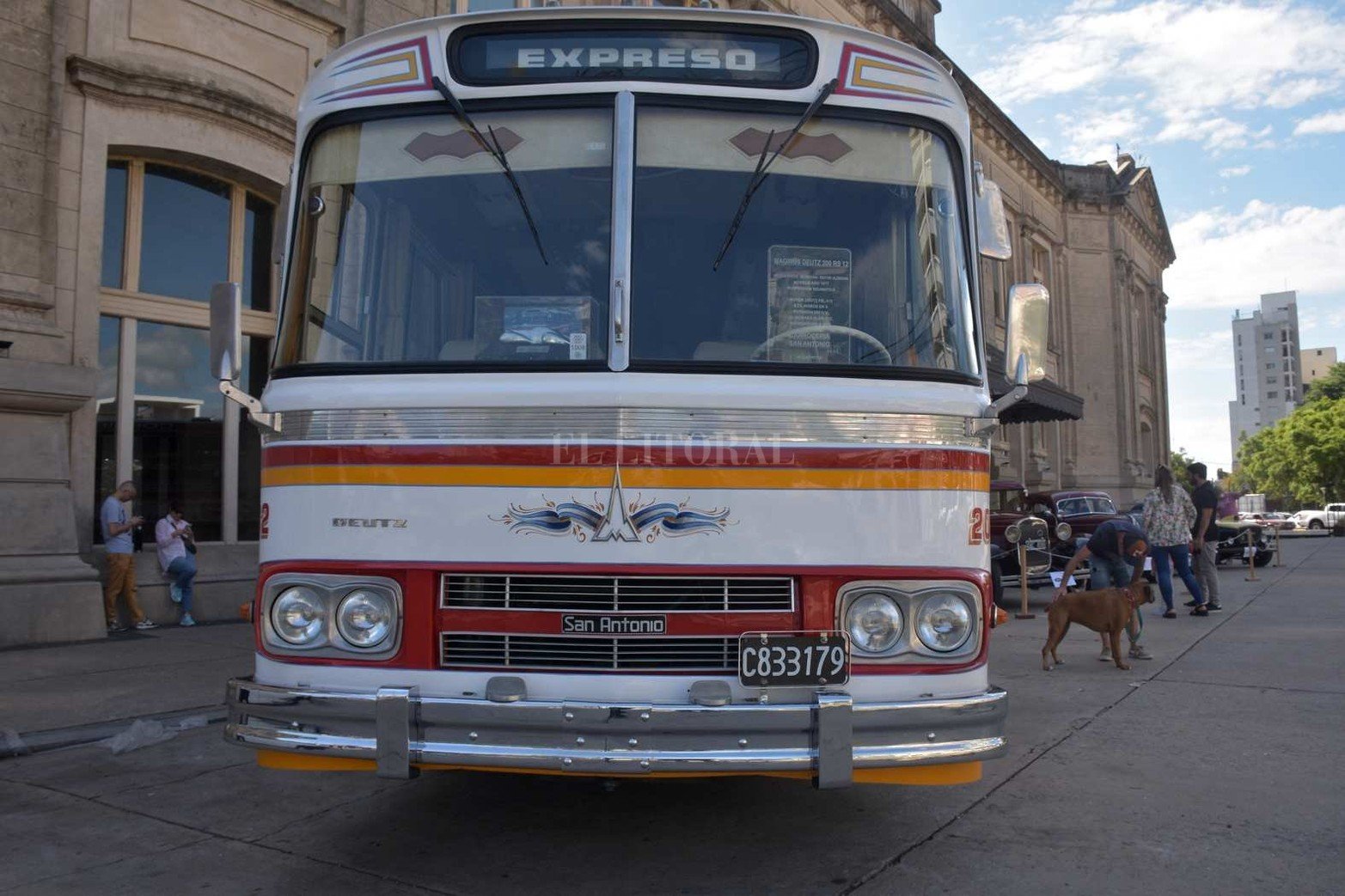 Una exposición de autos antiguos hizo lucir con "encanto retro" a la Estación Belgrano.