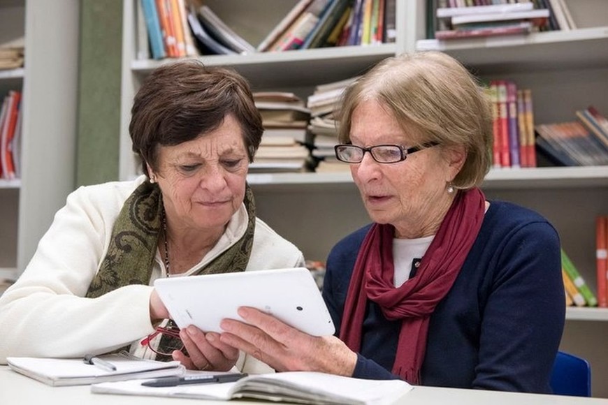 ELLITORAL_450112 |  Gentileza La adaptación a las nuevas tecnologías. Uno de los desafíos generacionales de los adultos mayores.