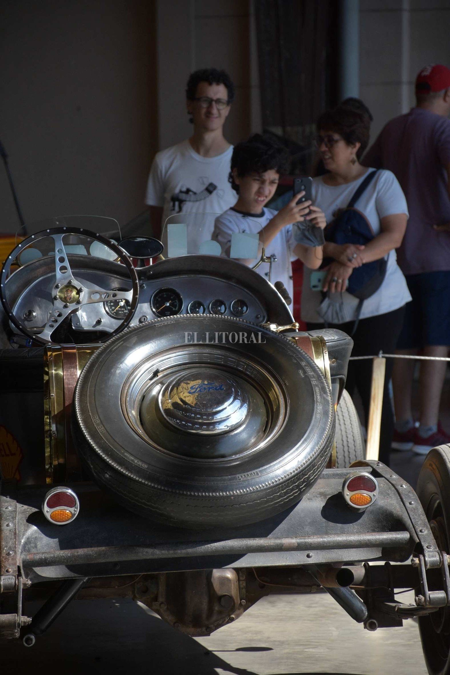 Una exposición de autos antiguos hizo lucir con "encanto retro" a la Estación Belgrano.