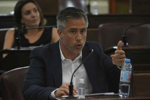 Gentileza Busatto con Agustín Rossi en la primera fila del acto del último sábado en Rosario donde se analizó la necesidad de fortalecer la unidad del Frente de Todos.
