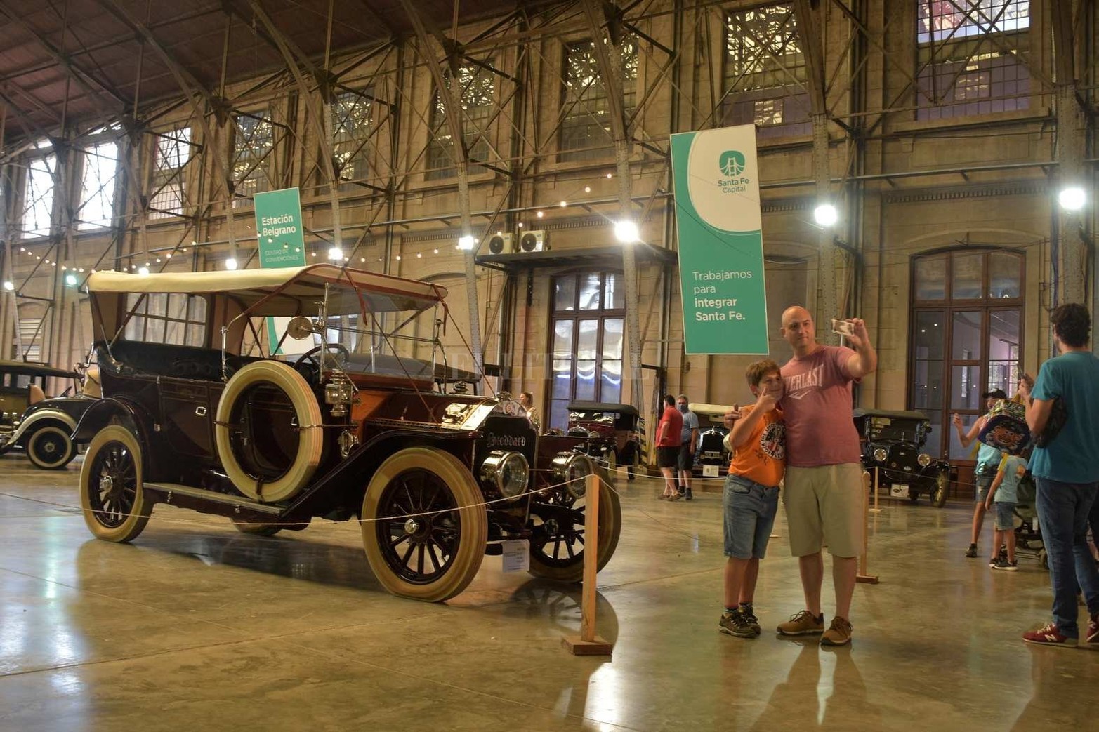 Una exposición de autos antiguos hizo lucir con "encanto retro" a la Estación Belgrano.