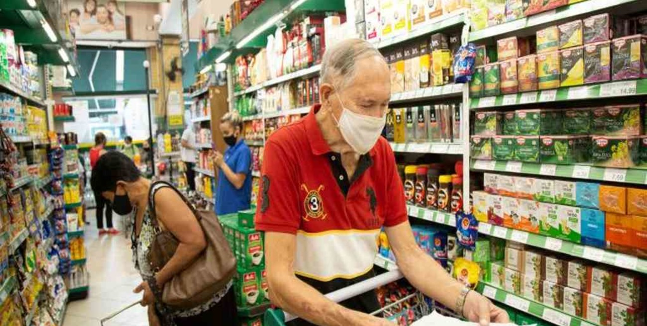Ante el avance de la inflación, el 76% de los brasileños debió cambiar sus hábitos de consumo