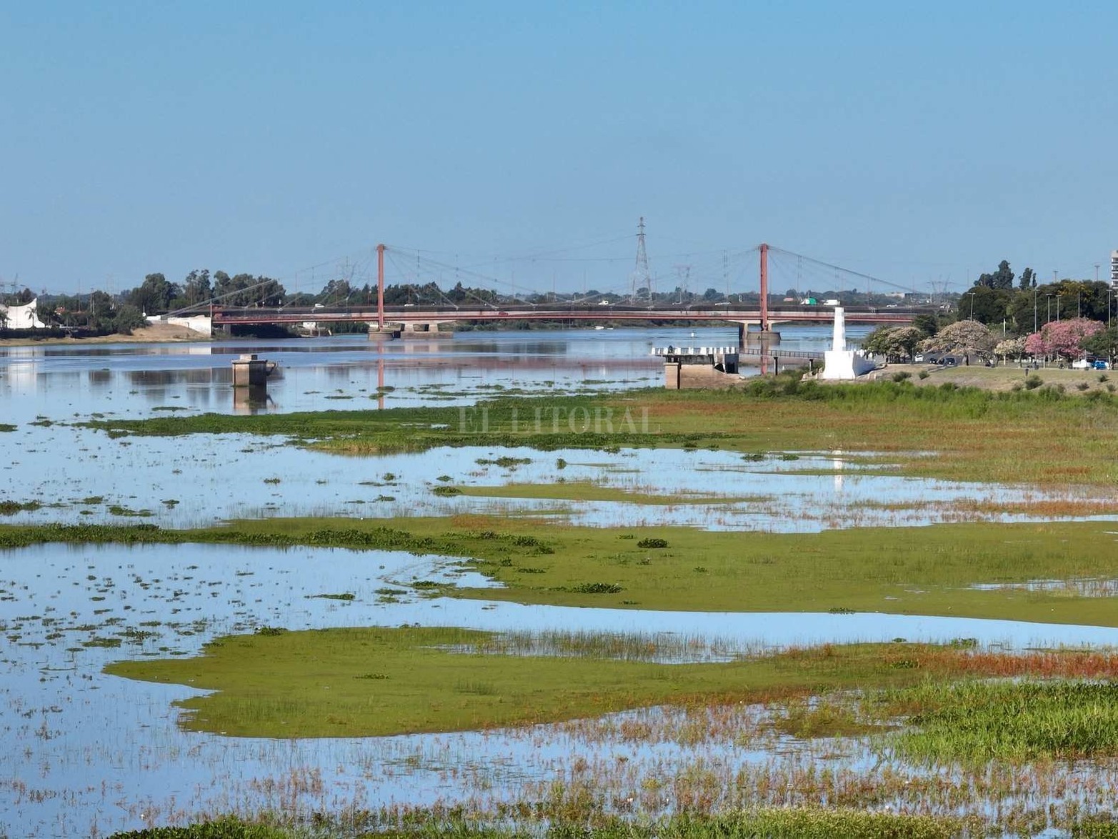 Desde el jueves 14 de abril el rio Paraná subió casi 70 cm. Este martes midió 2,57 metros en el puerto local. El paisaje ribereño cambió respecto al verano. Se cumplen las proyecciones del INA y el nivel se acerca a los 3 metros..