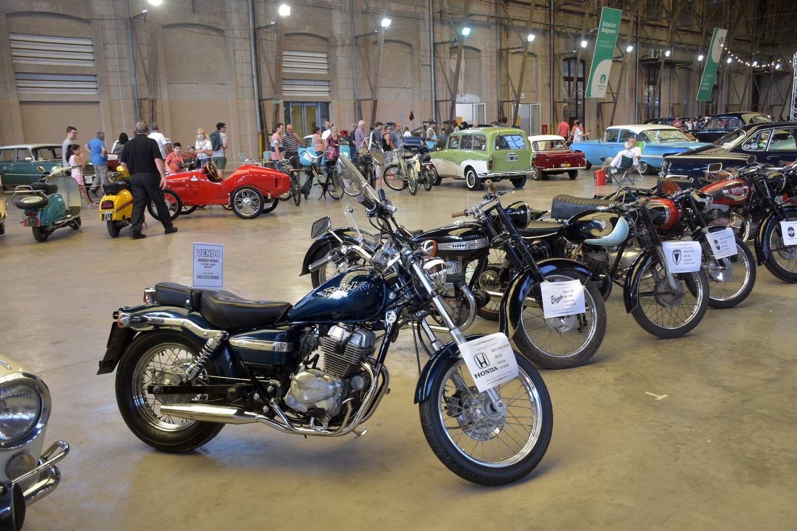 Una exposición de autos antiguos hizo lucir con "encanto retro" a la Estación Belgrano.