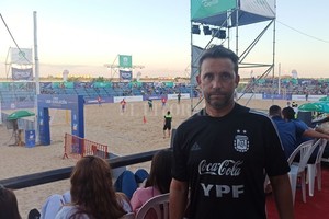 El Litoral Hernán Magrini, el DT de la Selección Argentina, y de fondo el espectacular estadio que se montó en la Costanera Oeste santafsina.