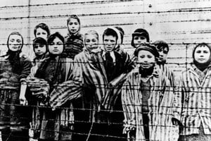 ELLITORAL_450325 |  AP Niños después de la liberación del campo de exterminio montado por los nazis en Auschwitz, en 1945.