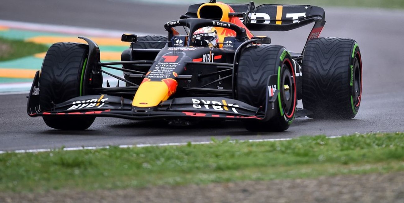 En una clasificación accidentada, Verstappen logró la pole en Imola