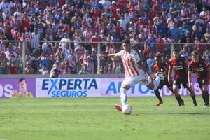 ELLITORAL_449473 |  Eduardo Seval Pipa  González anotó su primer gol en el campeonato.