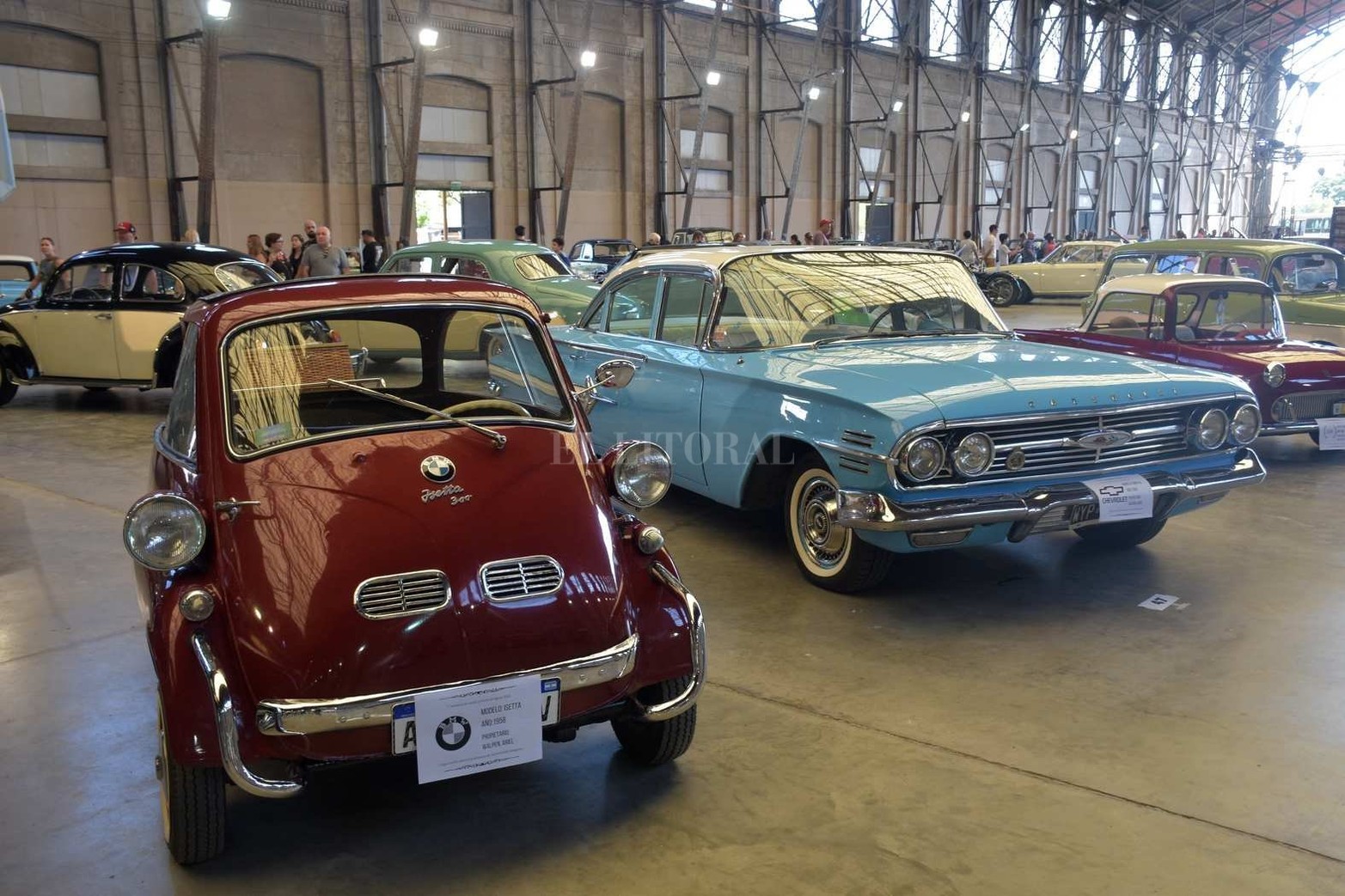 Una exposición de autos antiguos hizo lucir con "encanto retro" a la Estación Belgrano.