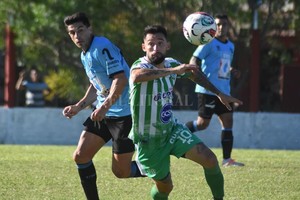 ELLITORAL_450741 |  Luis Cetraro Jonatan Tarquini marcó dos goles y fue la figura de Sanjustino.