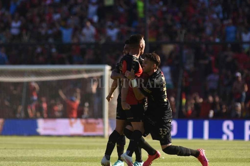 ELLITORAL_452081 |  Manuel Fabatía El abrazo de Garcés a Lértora, que fue el autor de otro de los goles de Colón en el último choque ante Estudiantes, que terminó con victoria sabalera por 2 a 1.