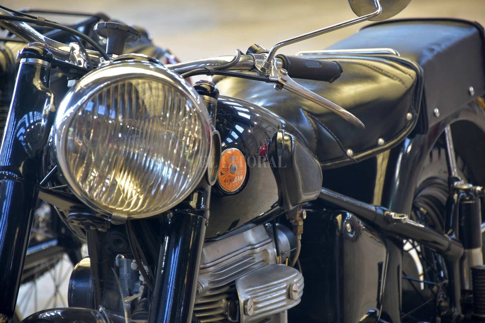 Una exposición de autos antiguos hizo lucir con "encanto retro" a la Estación Belgrano.