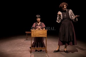 ELLITORAL_454367 |  Gentileza producción Los personajes de la obra, se enredan entre sí, de la risa a las lágrimas, de la espera a la acción.