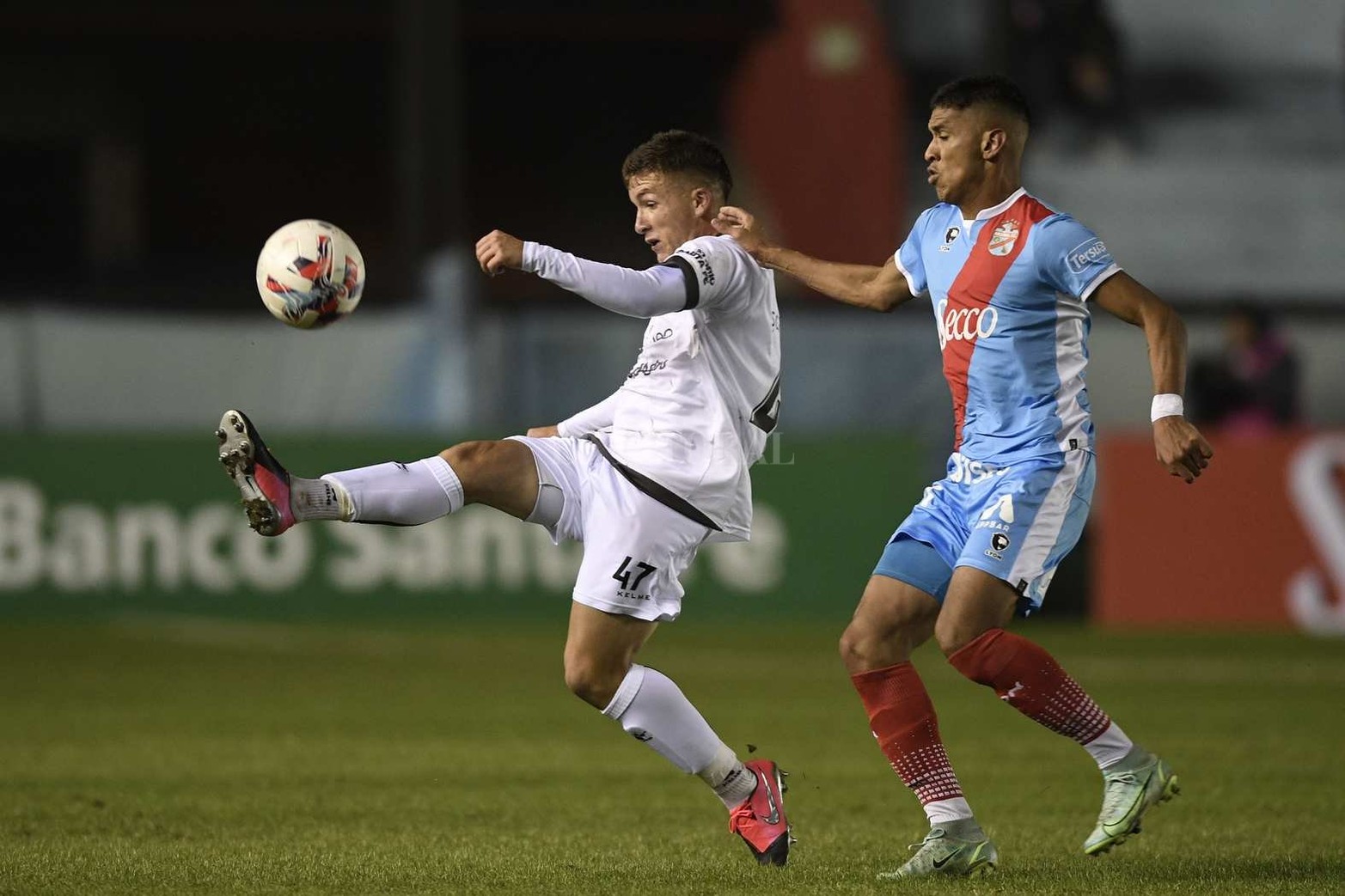 Colón perdió 2 a 0 frente a Arsenal y se despidió de la siguiente fase del torneo. Lleva 9 encuentros sin ganar en la Liga Profesional.