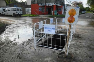 ELLITORAL_453305 |  Pablo Aguirre. En la intersección de Santiago Derqui y Rivadavia comenzaron los arreglos del caño que perdía agua hace más de 20 días.