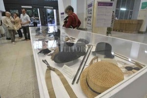 Pablo Aguirre Un canotier, una galera y un bombín, en el extremo de la vitrina: los sombreros fueron un signo de distinción en una época ya remota.